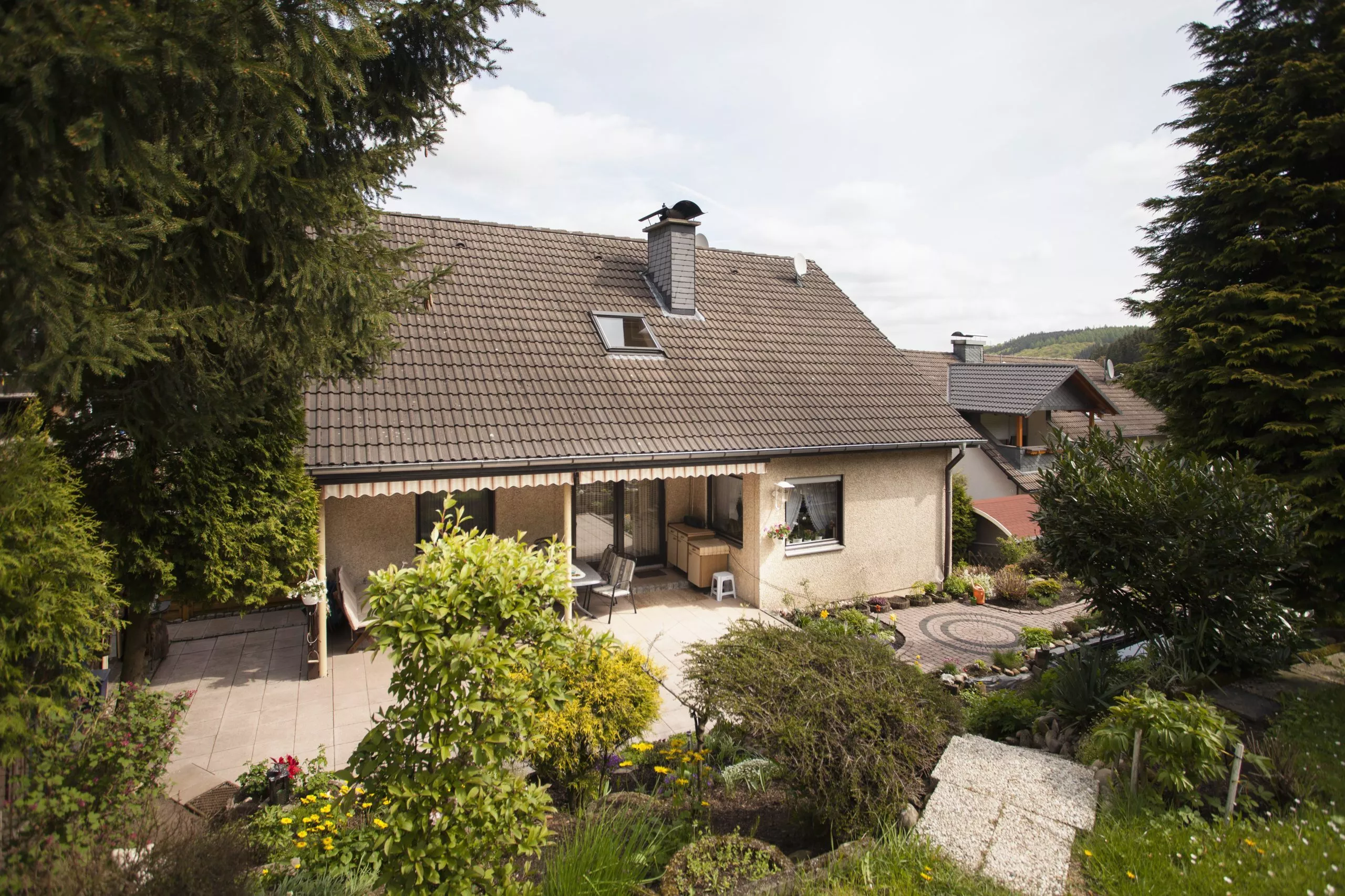 Volksbank immoXperten GmbH & Co. KG - Immobilienangebot - 57439 Attendorn - Lichtringhausen - Einfamilienhaus mit Einliegerwohnung - Viel Platz für Kinder, Hund und Katz!
