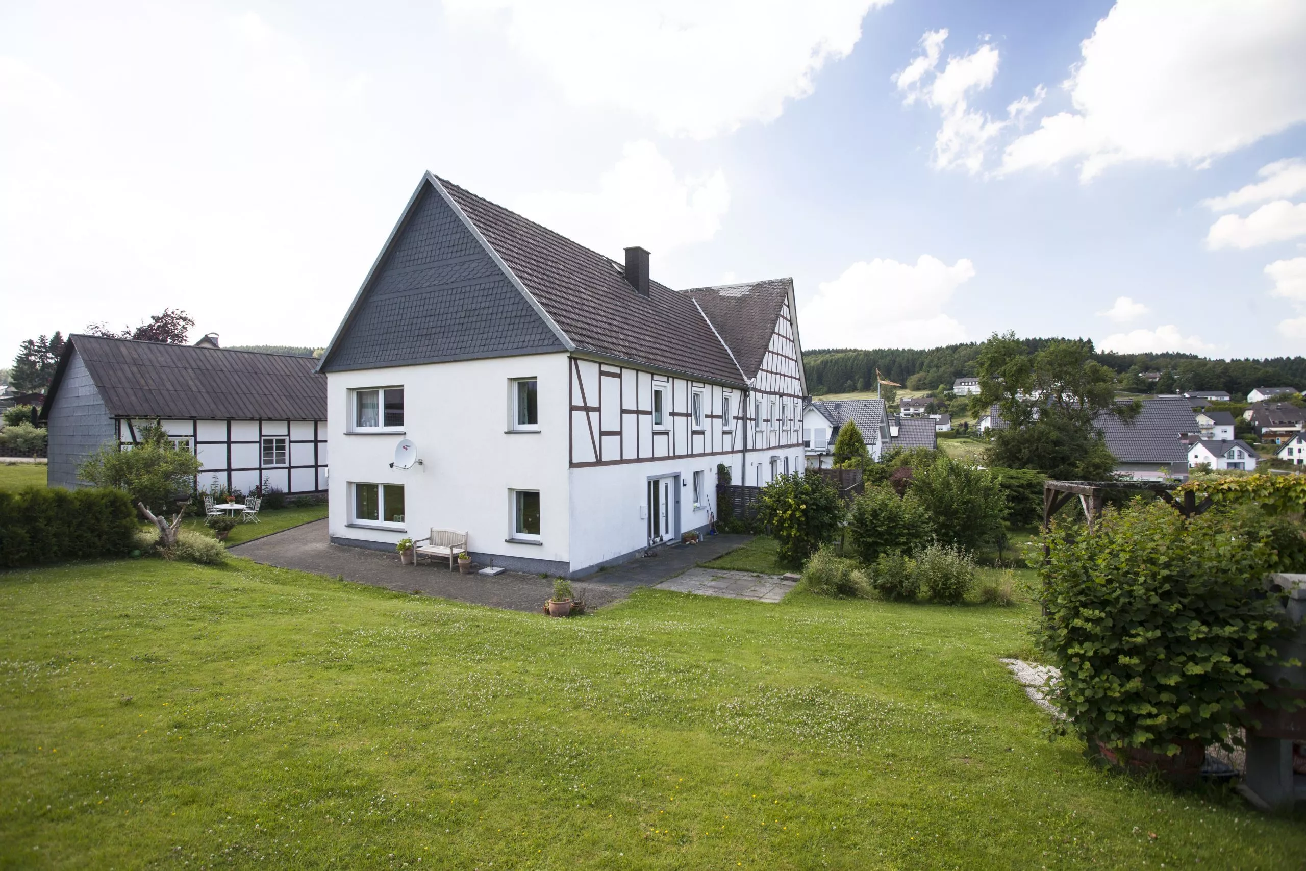 Volksbank immoXperten GmbH & Co. KG - Immobilienangebot - 57439 Attendorn - Biekhofen - Mehrfamilienhaus - *NEU*: VERKAUF gegen GEBOT - Haus mit 3 Wohnungen und großem Grundstück!