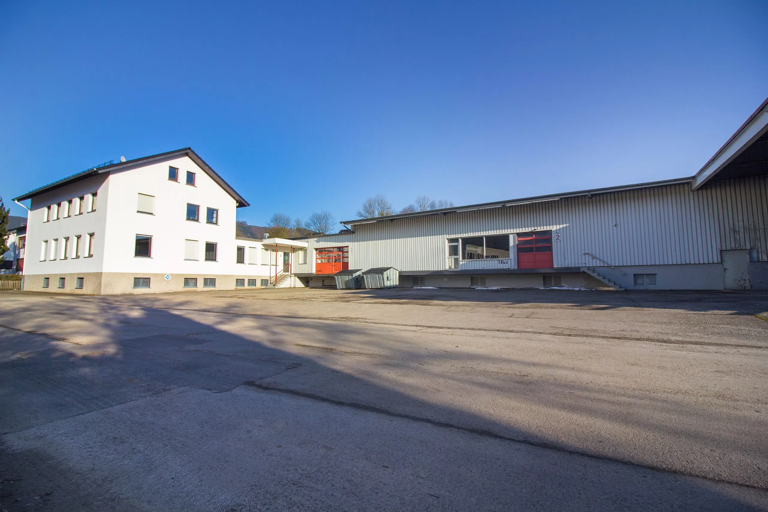 Volksbank immoXperten GmbH & Co. KG - Immobilienangebot - 57413 Finnentrop - Lenhausen - Halle - Viel Platz für Ihr Gewerbe - Büro und Lagerflächen in Finnentrop zu vermieten!