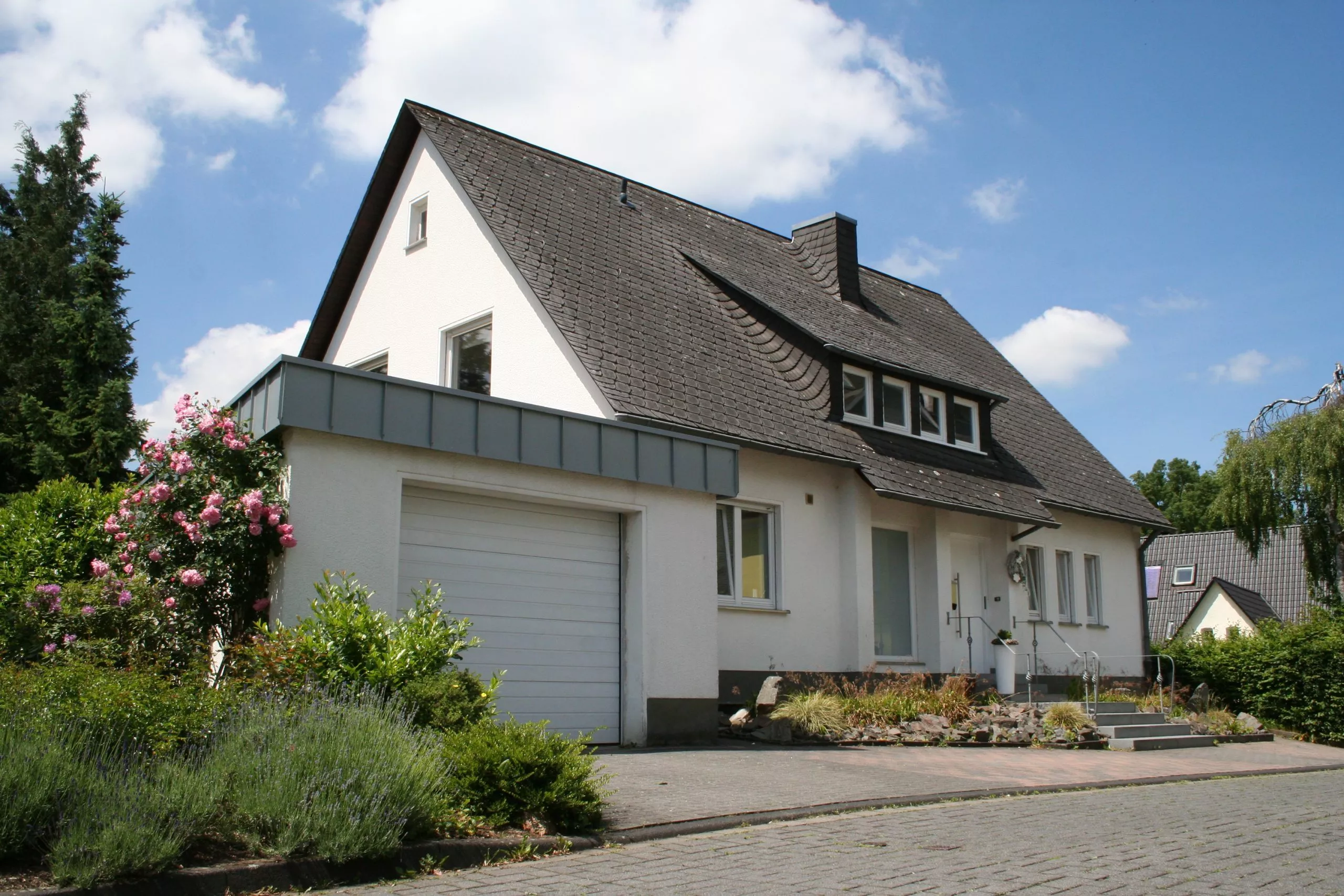 Volksbank immoXperten GmbH & Co. KG - Immobilienangebot - 57462 Olpe - Lütringhausen - Erdgeschosswohnung - Exklusive Erdgeschosswohnung mit großem Garten in Olpe zu vermieten!