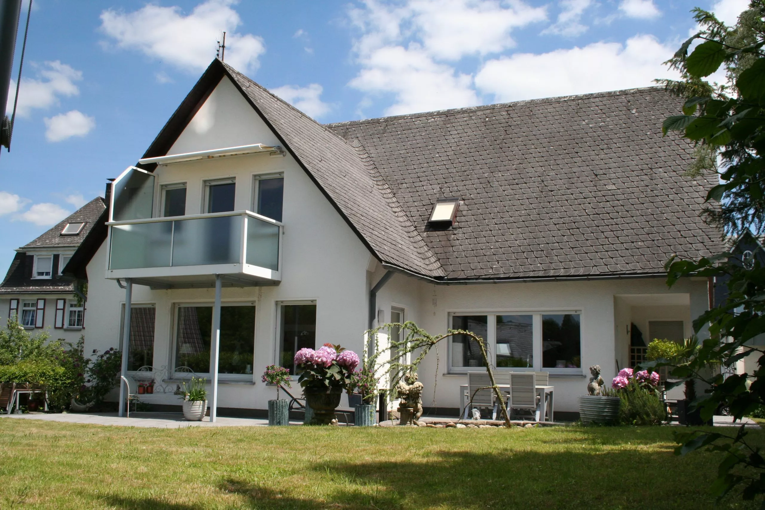 Volksbank immoXperten GmbH & Co. KG - Immobilienangebot - 57462 Olpe - Lütringhausen - Dachgeschosswohnung - Wohnen im Grünen! Gemütliche 3 Zimmer Dachgeschosswohnung in Olpe zu vermieten!