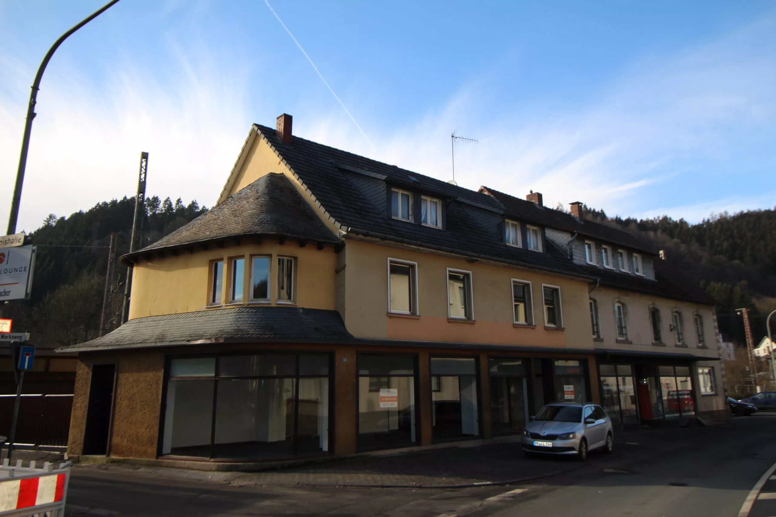 Volksbank immoXperten GmbH & Co. KG - Immobilienangebot - 57413 Finnentrop - Finnentrop-Ort - Mehrfamilienhaus - +++NEU+++Für Handwerker: Wohnhaus mit Geschäftlslokal in Finnentrop!