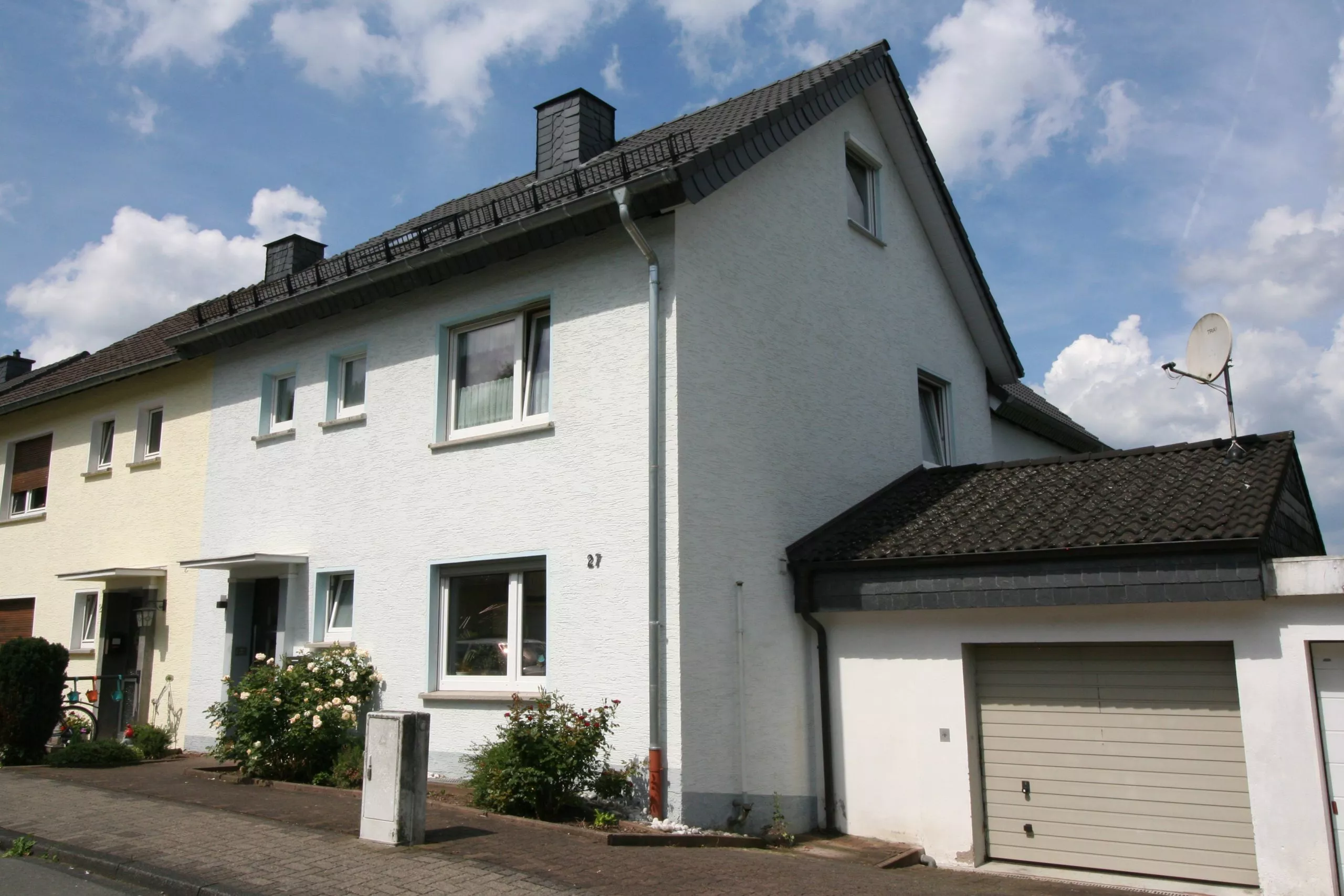 Volksbank immoXperten GmbH & Co. KG - Immobilienangebot - 57462 Olpe - Lütringhausen - Häuser - Familien aufgepasst! Solides Doppelhaus mit großem Garten in Olpe!