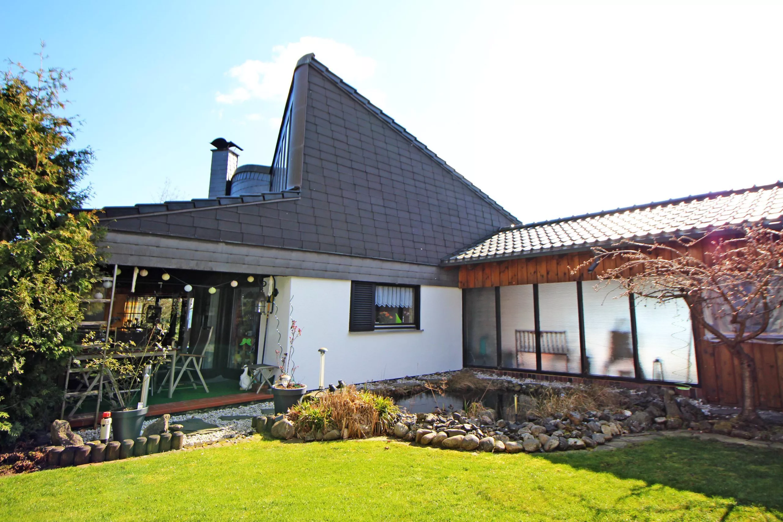 Volksbank immoXperten GmbH & Co. KG - Immobilienangebot - 57413 Finnentrop - Finnentrop-Ort - Einfamilienhaus mit Einliegerwohnung - Architektenhaus mit Parkgrundstück in Bestlage von Finnentrop!
