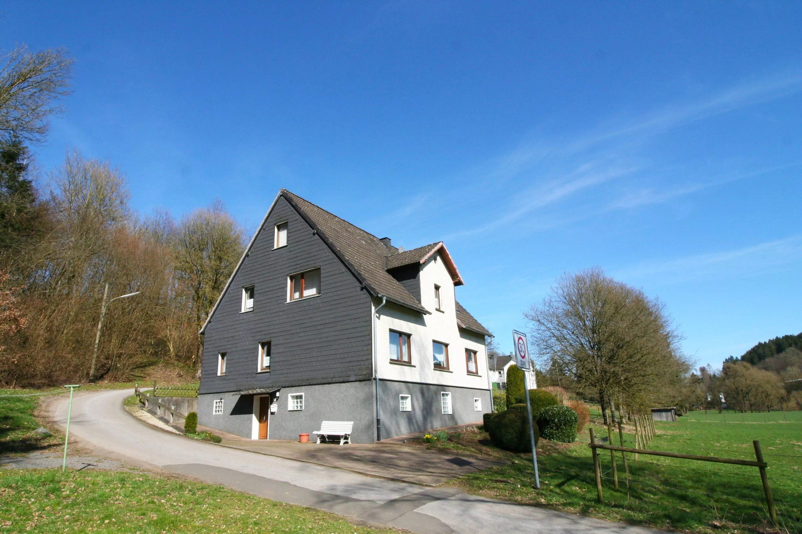 Volksbank immoXperten GmbH & Co. KG - Immobilienangebot - 57413 Finnentrop - Frettertal - Häuser - Freistehendes Einfamilienhaus in ländlicher Alleinlage in Finnentrop!
