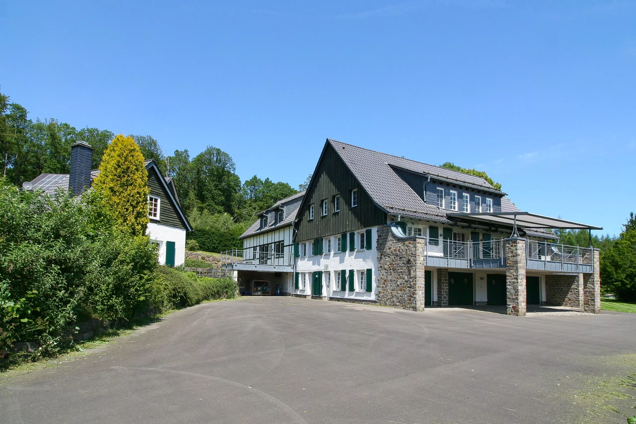 Volksbank immoXperten GmbH & Co. KG - Immobilienangebot - 57439 Attendorn - Attendorn - Häuser - Familienlandsitz auf einem herrlichen Parkgrundstück!