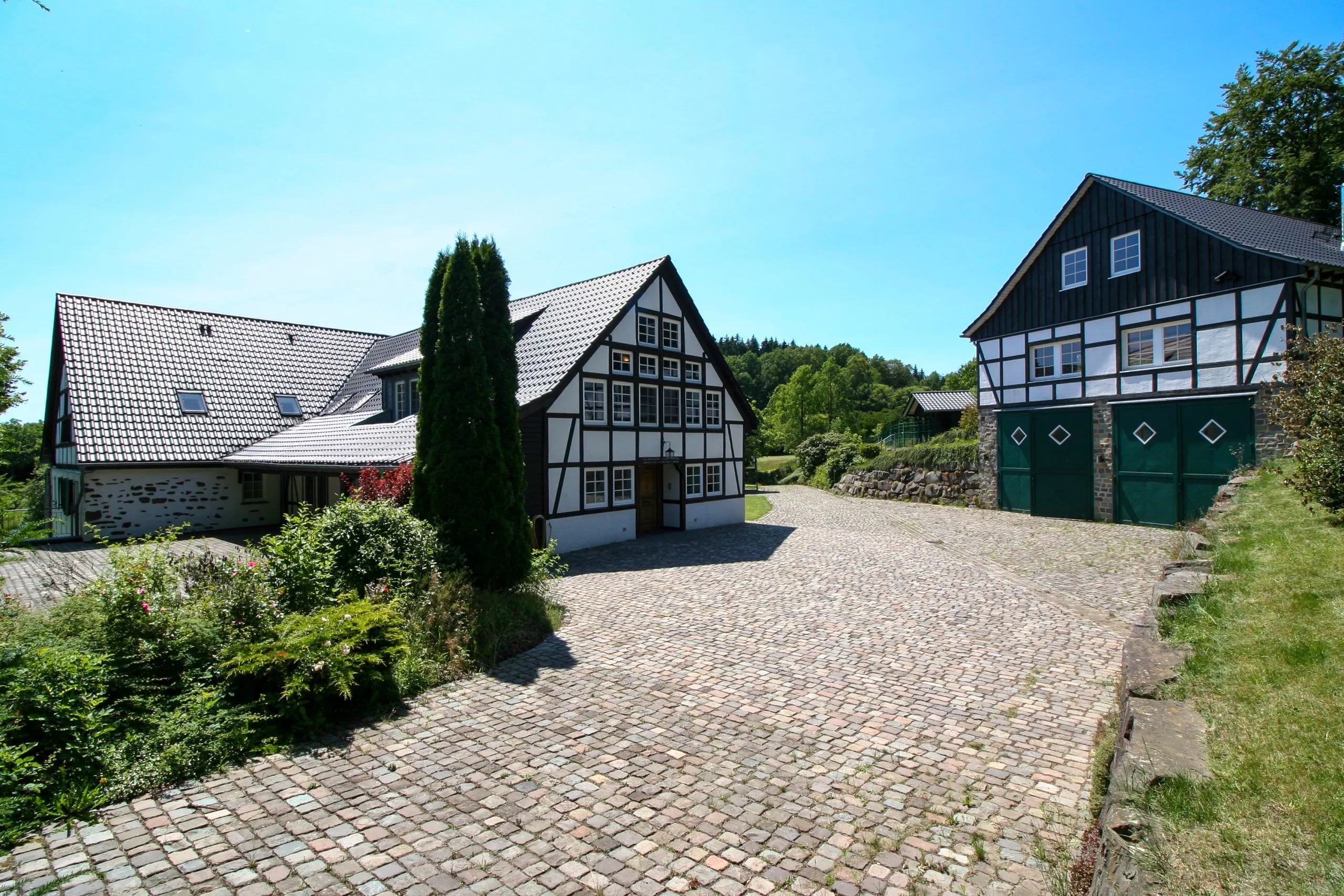 Volksbank immoXperten GmbH & Co. KG - Immobilienangebot - 57439 Attendorn - Attendorn - Häuser - Familienlandsitz auf einem herrlichen Parkgrundstück!