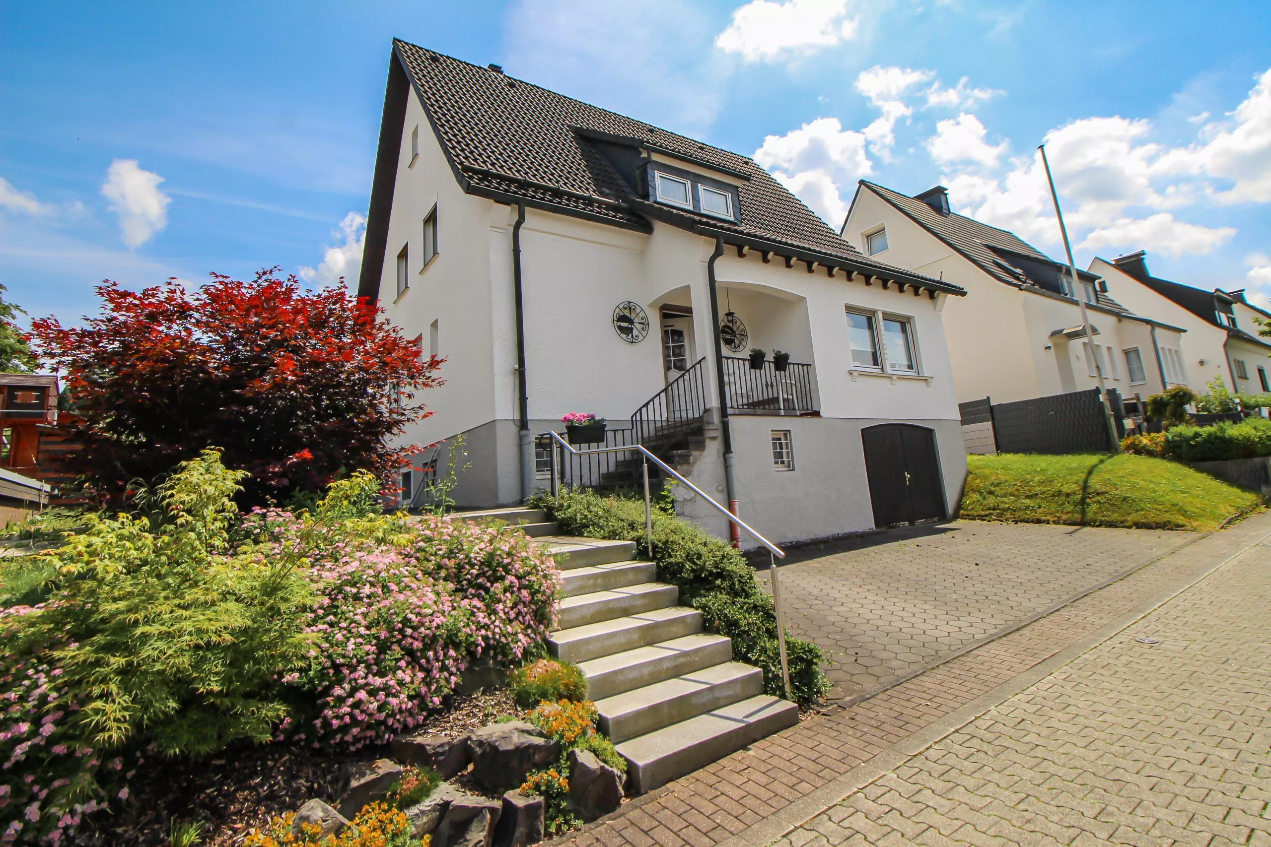 Volksbank immoXperten GmbH & Co. KG - Immobilienangebot - 57462 Olpe - Olpe-Ort - Häuser - Heute schon an Morgen denken! Geräumiges Zweifamilienhaus in Olpe Stadt!