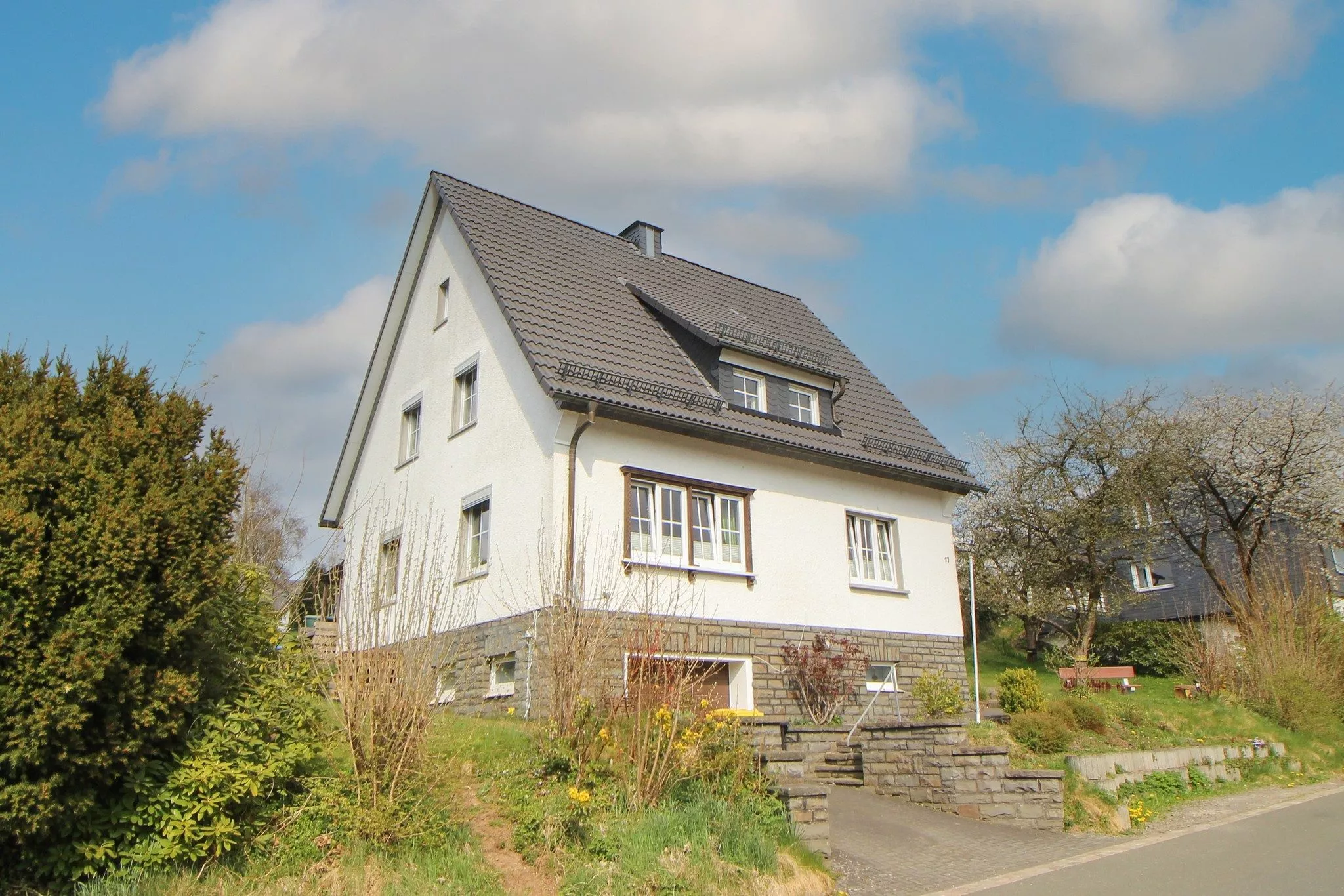 Volksbank immoXperten GmbH & Co. KG - Immobilienangebot - 57462 Olpe - Dahl - Häuser - Gepflegtes Familiendomizil in Olpe-Dahl mit weitläufigem Gartengrundstück!