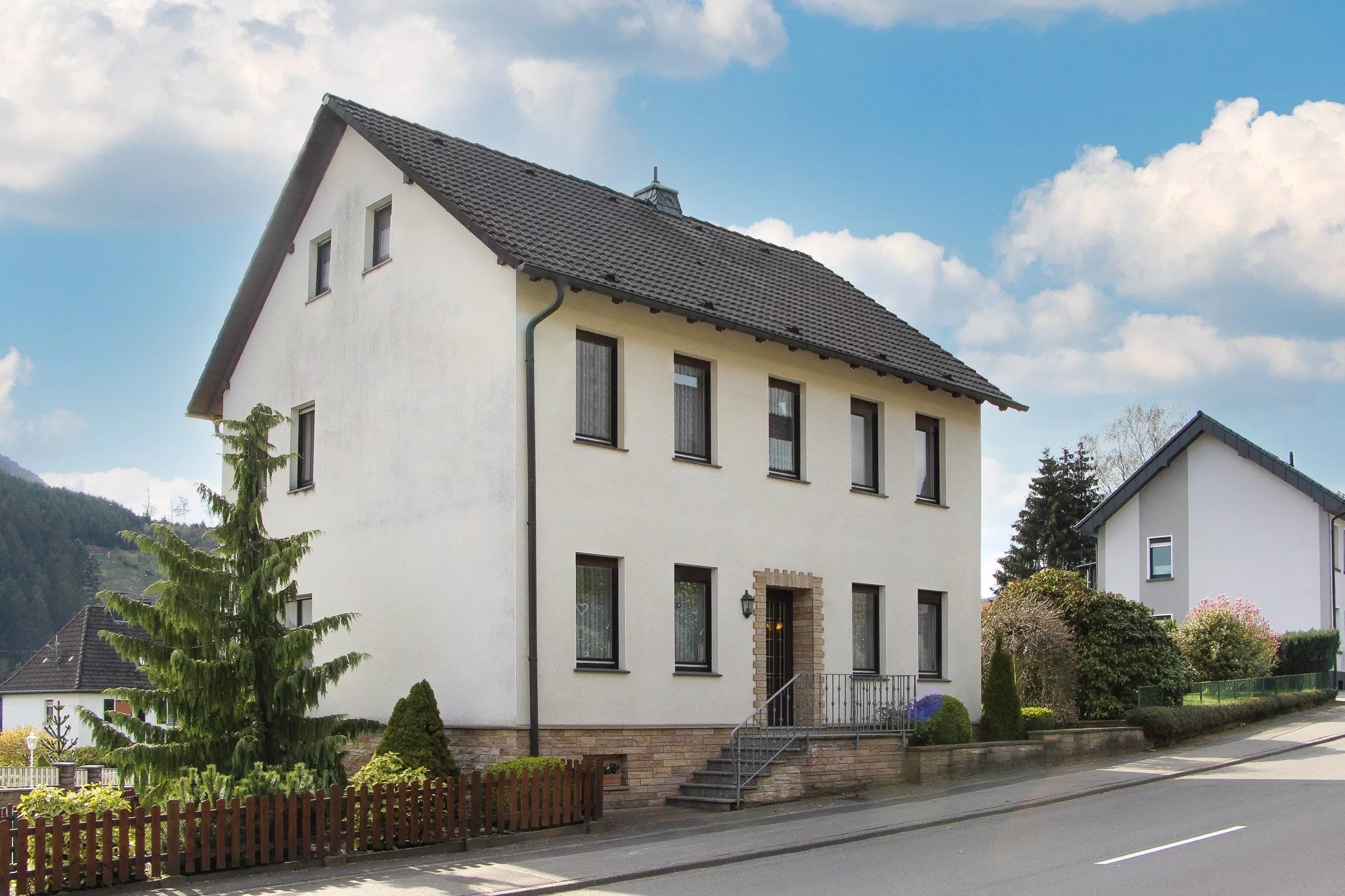 Volksbank immoXperten GmbH & Co. KG - Immobilienangebot - 57413 Finnentrop - Rönkhausen - Häuser - Gemütliches Zuhause mit großzügigem Gartenparadies!