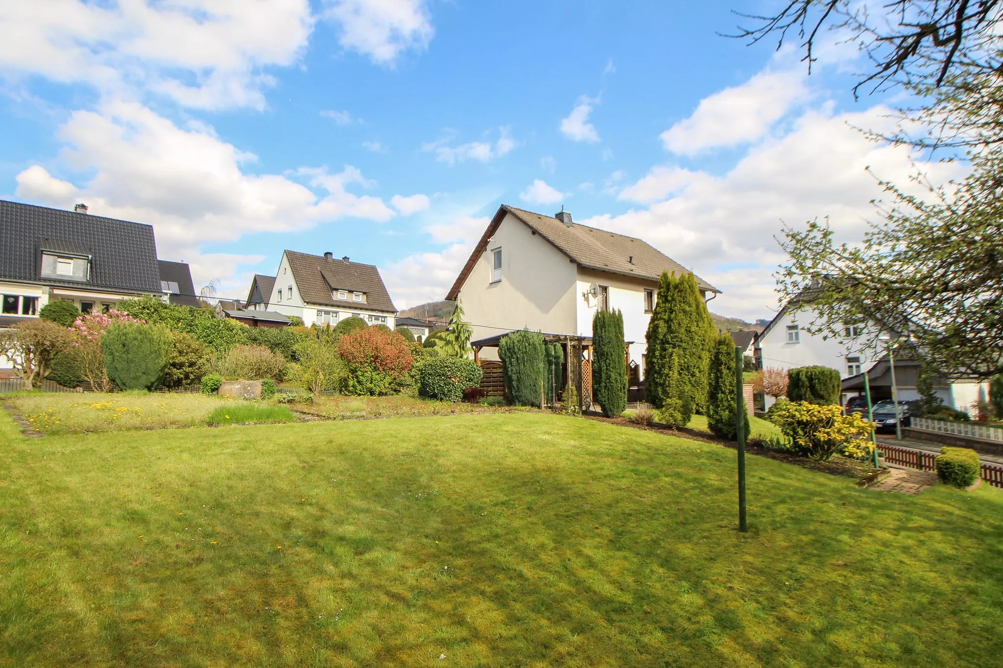 Volksbank immoXperten GmbH & Co. KG - Immobilienangebot - 57413 Finnentrop - Rönkhausen - Häuser - Gemütliches Zuhause mit großzügigem Gartenparadies!