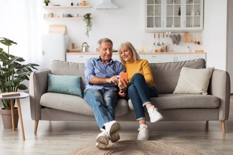 ImmoBlog - Pärchen mit Handy Kreis Olpe - Volksbank immoXperten
