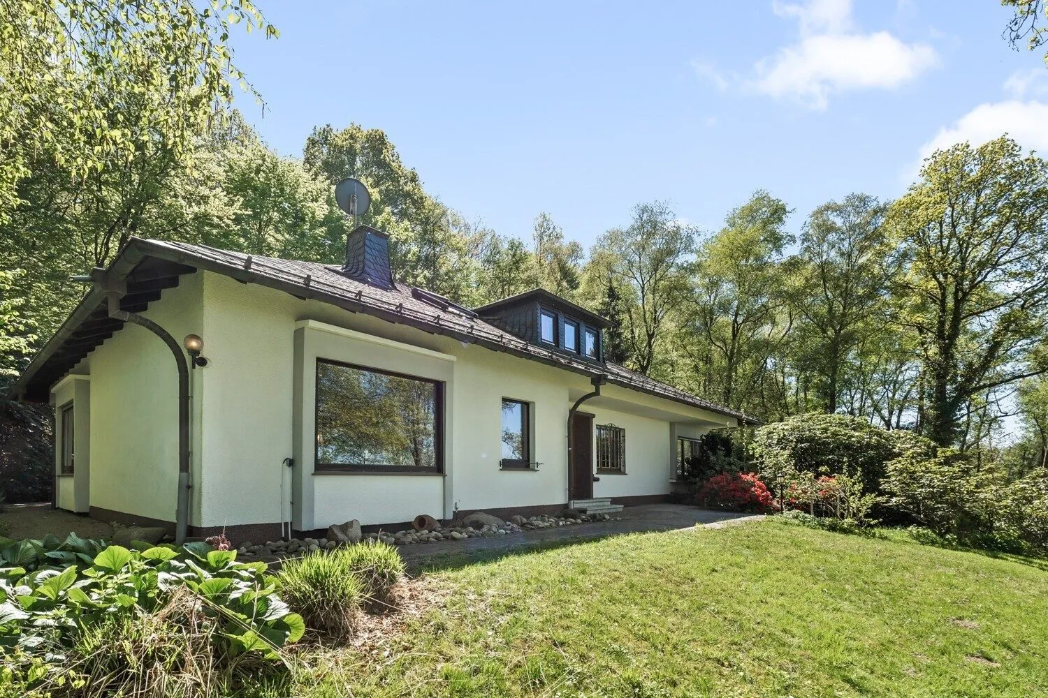Willkommen Zuhause! Immobilienangebot - Olpe - Alle - Wohnhaus am Waldrand: Viel Platz, viel Natur, viel Potenzial!