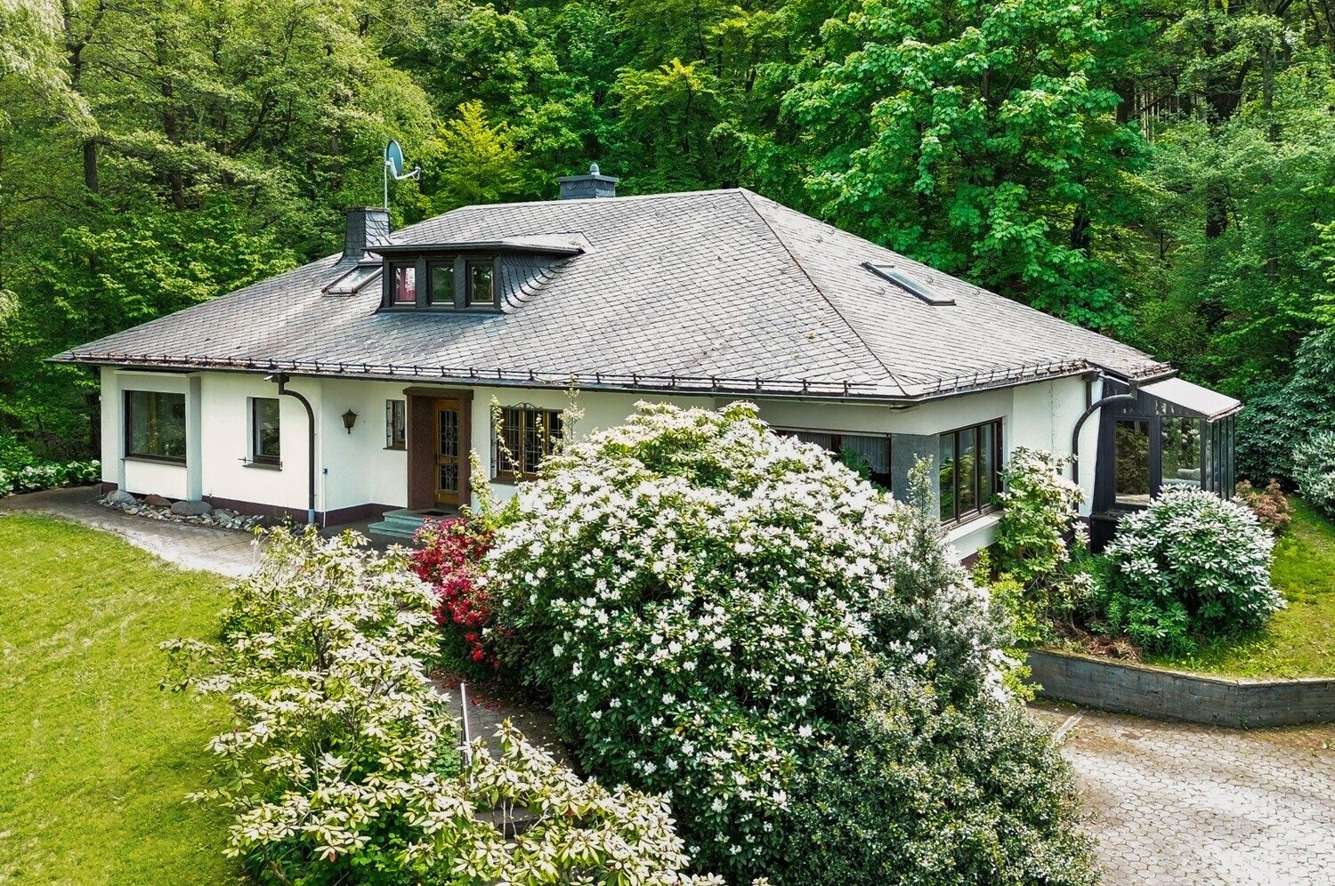 Immobilienangebot - Olpe - Alle - Wohnhaus in Alleinlage: Private Zufahrt, großes Grundstück und vielseitige Nutzungsmöglichkeiten!