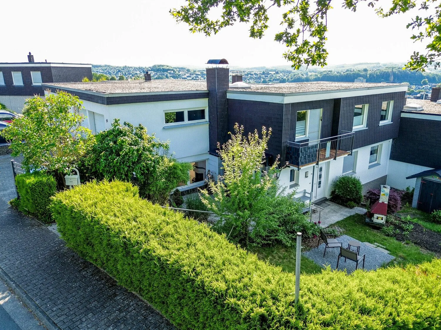 Immobilienangebot - Alle - Reihenendhaus in Olper Bestlage: Stadtblick, Privatgarten und Doppelgarage!