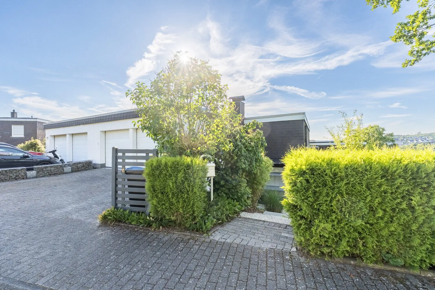 Immobilienangebot - Alle - Reihenendhaus in Olper Bestlage: Stadtblick, Privatgarten und Doppelgarage!