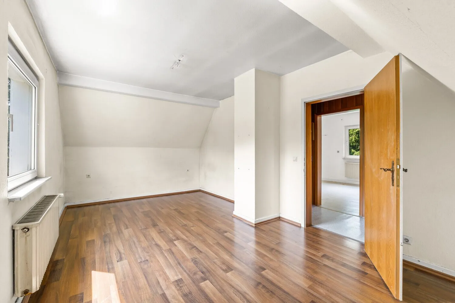 Helles Zimmer im Dachgeschoss! Immobilienangebot - Alle - Fußläufig zur Innenstadt – Wohnhaus mit privatem Garten und viel Platz für die ganze Familie!