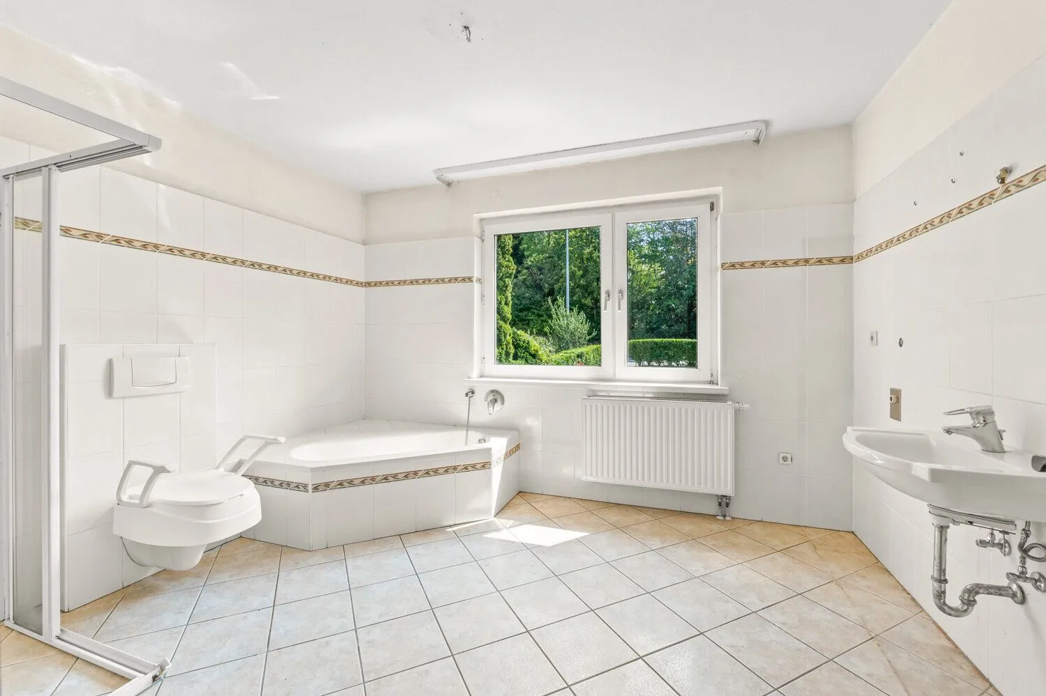 Modernes Tageslichtbad! Immobilienangebot - Alle - Fußläufig zur Innenstadt – Wohnhaus mit privatem Garten und viel Platz für die ganze Familie!