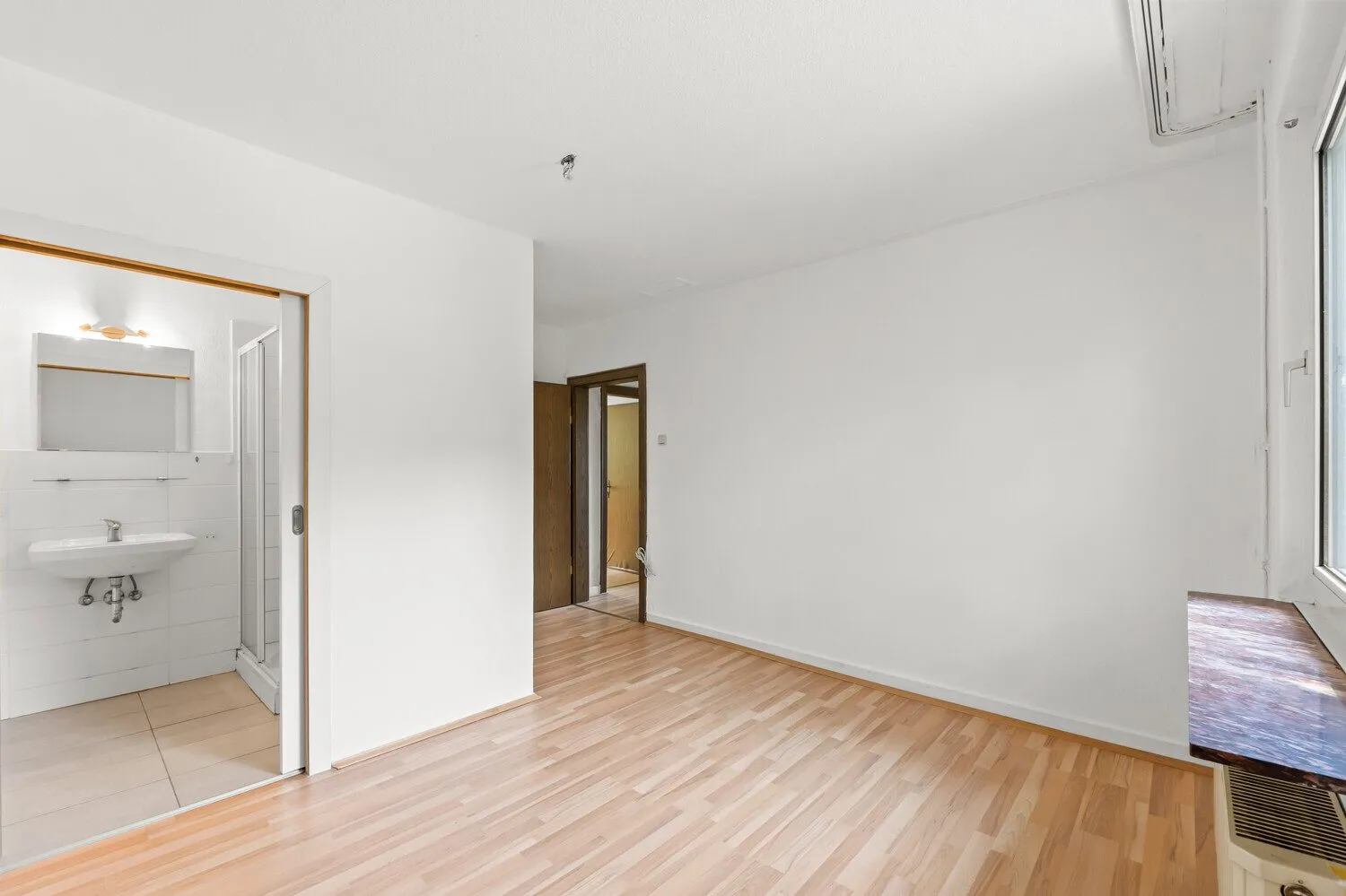 Zimmer mit separatem Bad! Immobilienangebot - Alle - Fußläufig zur Innenstadt – Wohnhaus mit privatem Garten und viel Platz für die ganze Familie!