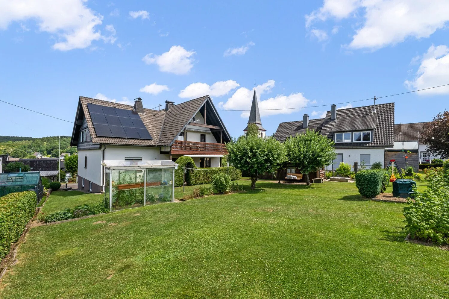 Großzügiger Garten! Immobilienangebot - Wenden - Alle - Ein Zuhause mit viel Platz für Familie, Generationen und Zukunft!