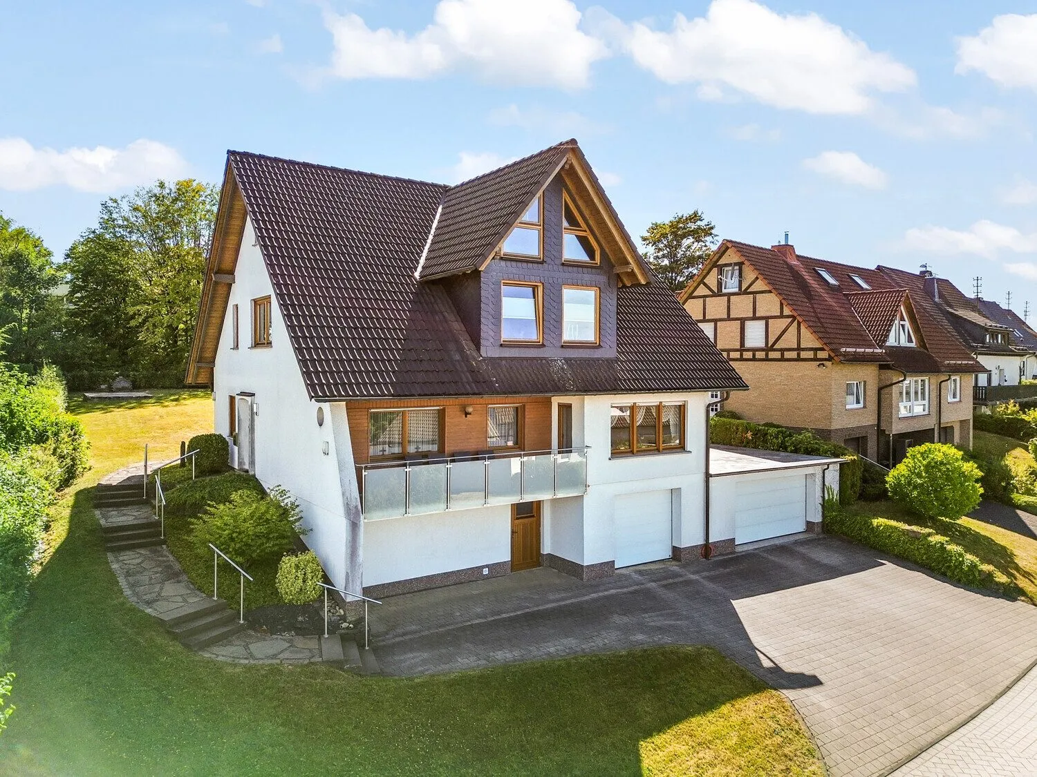 Ihr neues Zuhause! Immobilienangebot - Wenden - Alle - Großzügiges Wohnhaus mit Einliegerwohnung und traumhaft großem Garten in Hünsborn!