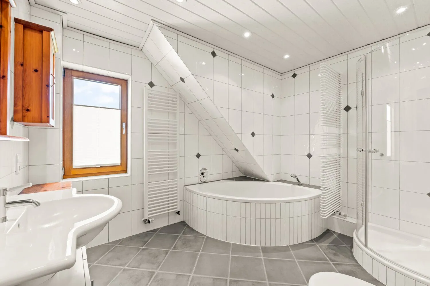 Modernes Tageslichtbad! Immobilienangebot - Wenden - Alle - Großzügiges Wohnhaus mit Einliegerwohnung und traumhaft großem Garten in Hünsborn!