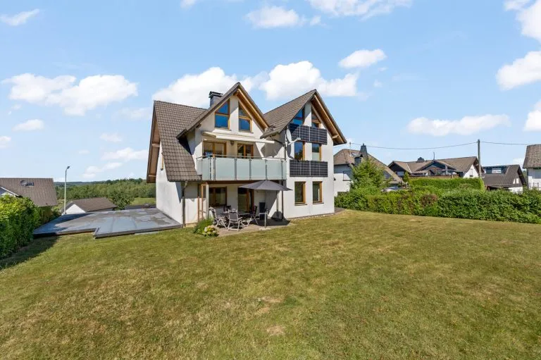 Immobilienangebot - Wenden - Alle - Großzügiges Wohnhaus mit Einliegerwohnung und traumhaft großem Garten in Hünsborn!