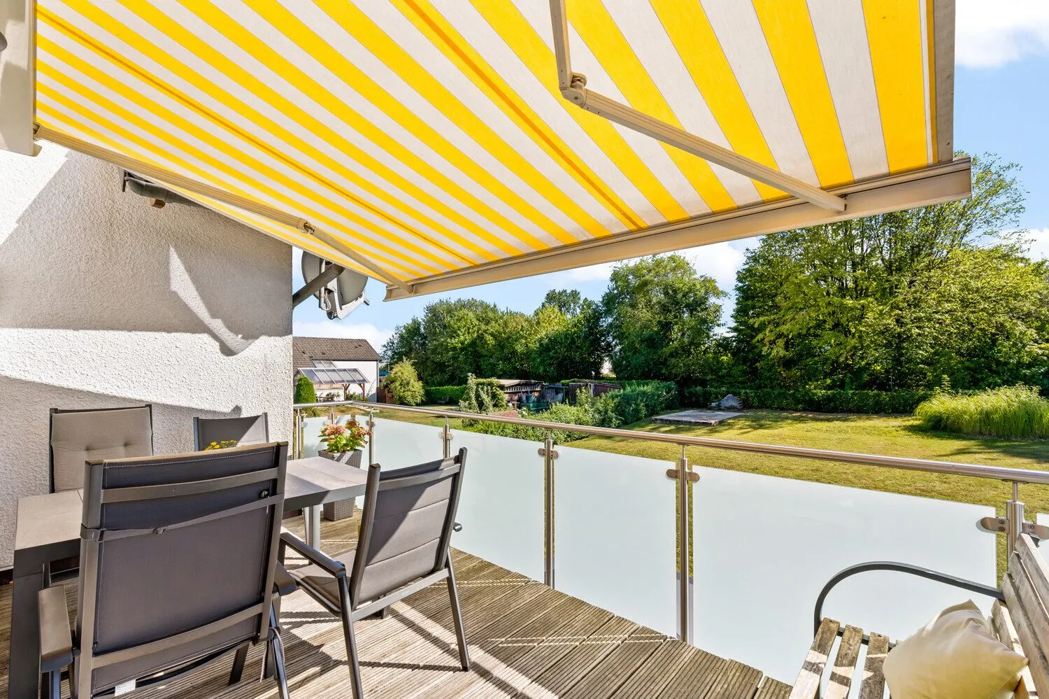 Privater Balkon mit Gartenblick! Immobilienangebot - Wenden - Alle - Großzügiges Wohnhaus mit Einliegerwohnung und traumhaft großem Garten in Hünsborn!