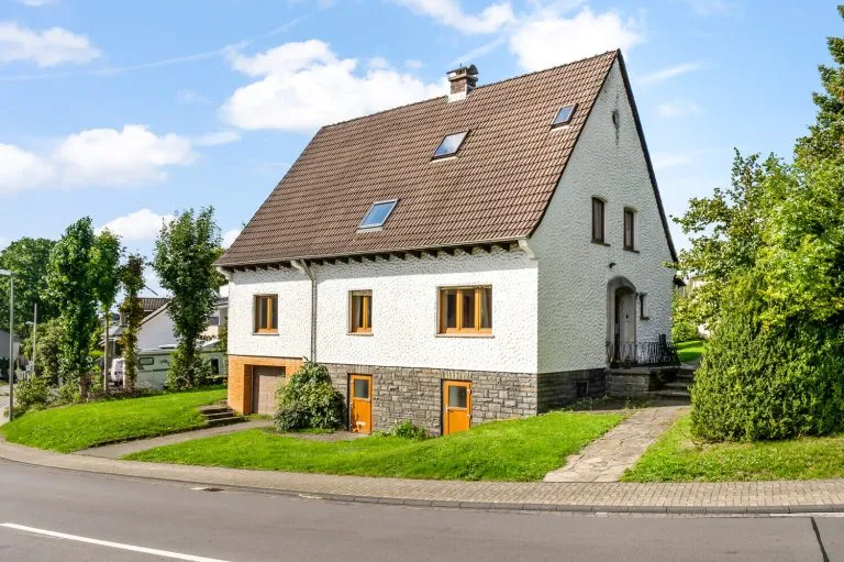 Immobilienangebot - Wenden - Alle - Ihr neues Zuhause in Hünsborn: Solide, bezugsbereit und mit zusätzlichen Garagen!