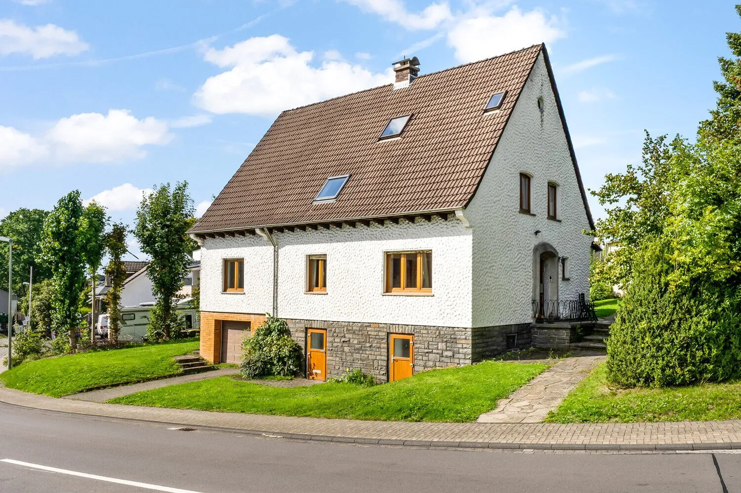 Wohnhaus in Hünsborn! Immobilienangebot - Wenden - Alle - Ihr neues Zuhause in Hünsborn: Solide, bezugsbereit und mit zusätzlichen Garagen!
