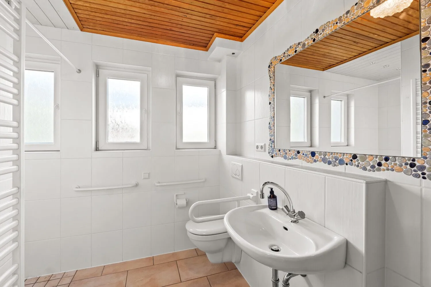 Helles Badezimmer! Immobilienangebot - Wenden - Alle - Ihr neues Zuhause in Hünsborn: Solide, bezugsbereit und mit zusätzlichen Garagen!