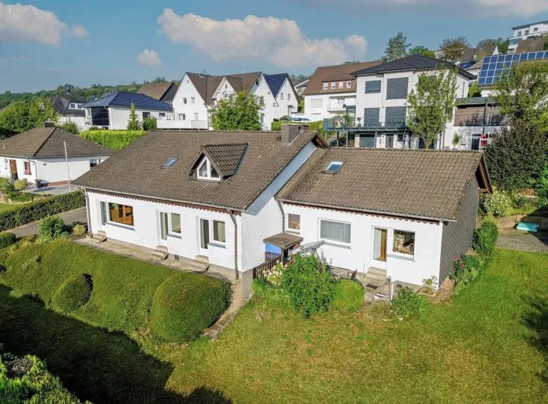 Immobilienangebot - Olpe - Alle - Zum Einzug bereit - Großzügig Wohnen mit Aussicht über Rüblinghausen!